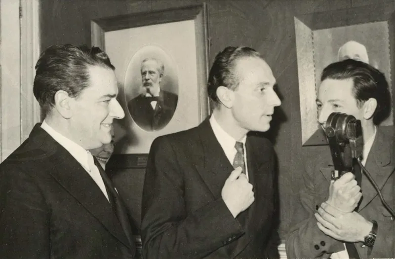 Radio-interview in het Concertgebouw na de terugkeer van het Concertgebouw
Orkest van een tournee door Groot-Brittannië. (1947)